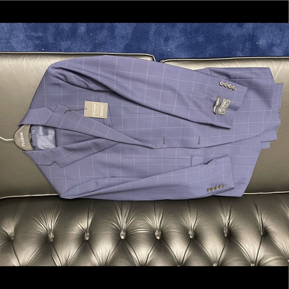 Brand new Joseph A. Bank Traveler suit. - Picture 6 of 7